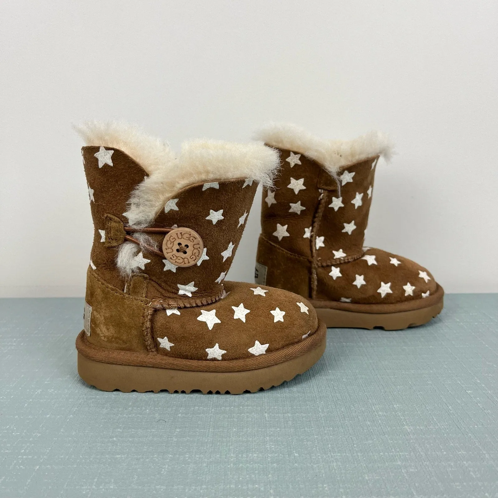 Ugg Bailey Button II Starlight Boot Chestnut 6